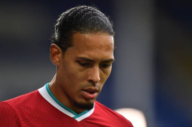 LIVERPOOL, ENGLAND - OCTOBER 17: (THE SUN OUT, THE SUN ON SUNDAY OUT )Virgil van Dijk of Liverpool collides with Everton's goalkeeper Jordan Pickford during the Premier League match between Everton and Liverpool at Goodison Park on October 17, 2020 in Liverpool, England. Sporting stadiums around the UK remain under strict restrictions due to the Coronavirus Pandemic as Government social distancing laws prohibit fans inside venues resulting in games being played behind closed doors. (Photo by Andrew Powell/Liverpool FC via Getty Images)