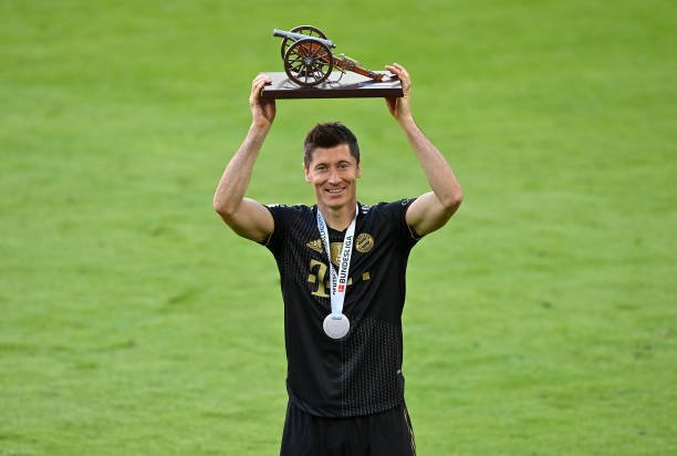 Lewandowski dramatically breaks Muller's record on day of farewells