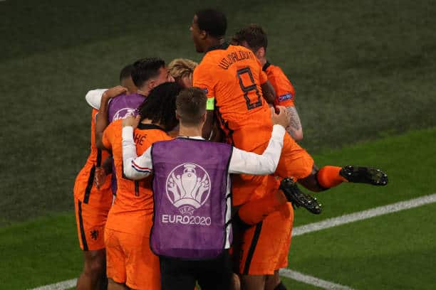 Dumfries strikes late to seal dramatic Oranje win over Ukraine