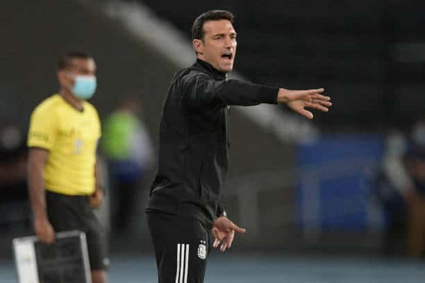 Argentina manager Lionel Scaloni on the sidelines (Photo by CARL DE SOUZA / AFP) (Photo by CARL DE SOUZA/AFP via Getty Images)